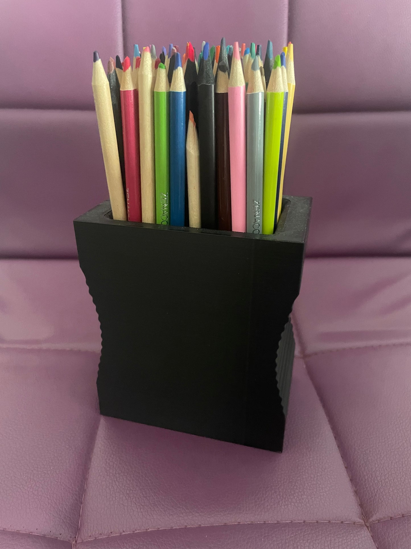 Pot à crayons en forme de taille-crayon