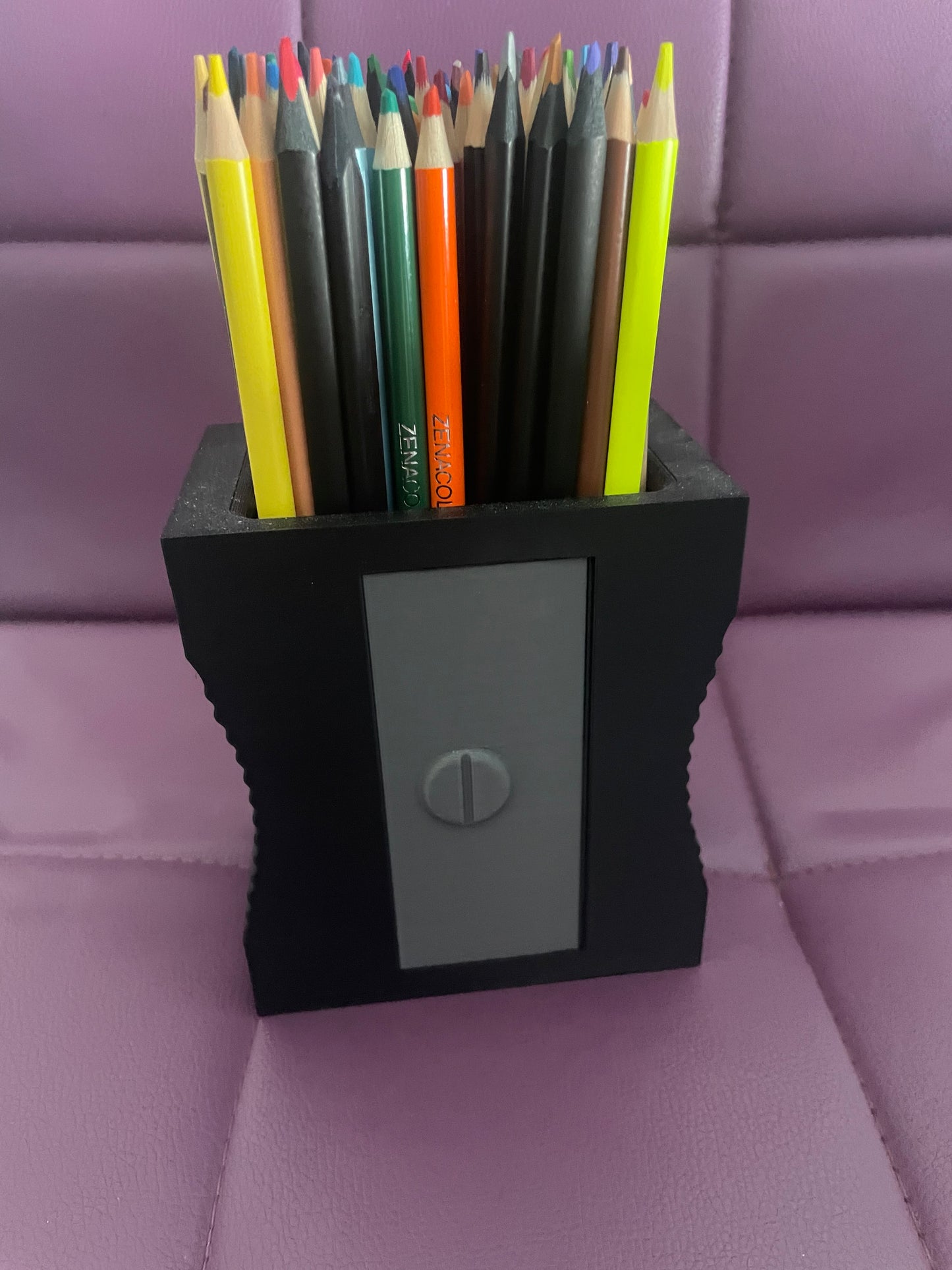 Pot à crayons en forme de taille-crayon